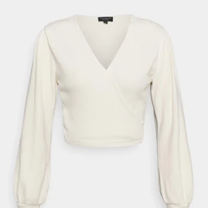 Omlotto tröja  - Använd en gång, jätte fin. Kommer aldrig till användning. Har ej bild på den pågrund av att den är en omlott tröja man knytter och får inte bra bild på den. Köptes på zalando för 319 kr. Säljer för 200