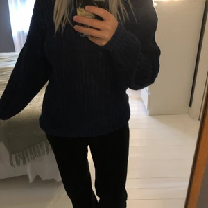 Tröja - Mörkblå stickad tröja i strl M skulle jag säga. 