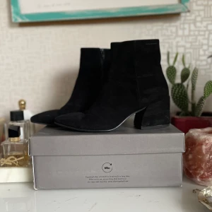 Vagabond klackar - Boots i mocka med en asymmetrisk klack. Använda men inte slitna.