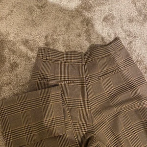 Zara kostymbyxor - As snygga kostymbyxor från Zara! Helt oanvända från förra höstens kollektion så finns inte kvar på hemsidan💓💓 mid Rise och bra längd för mig som är 174, går att klippa om man är kortare!!