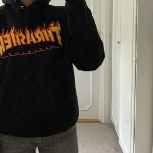 <3 - Säljer denna tröja då jag inte tyckte den passade bra på mig i stil. Jag är 162cm och är en S-Xs. Köpt för 790kr