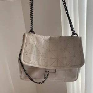 zara väska - säljer denna fina väska från zara! knappt använd, nyskick. perfekta väskan där allt får plats! har även en likadan i vinrött om det är av intresse! köparen står för frakt alternativt möts upp i stockholm. 🥰