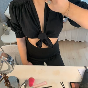 Svart snygg topp från Zara - En svart snygg topp från zara. Kommer aldrig till användning längre 💖 går att knyta på olika sätt. Frakt ingår inte i priset