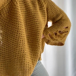 Stickad tröja  - Oversized senapsgul stickad tröja, tyvärr aldrig använd så säljer nu ihop om att någon annan kan använda den! Finns ingen exakt storlek men jag brukar ha 38/40 i kläder och denna sitter superbra på mig! Armarna är halvlånga i modellen samt trumpetarmar 