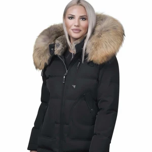 Cedrico Jacka - Cedrico Vinterjacka endast använd några gånger. Stor fin äkta päls. Jackan köptes i Johnells för 8999. Passform S/M beroende på hur man vill att den ska sitta.Första bilden är lånad