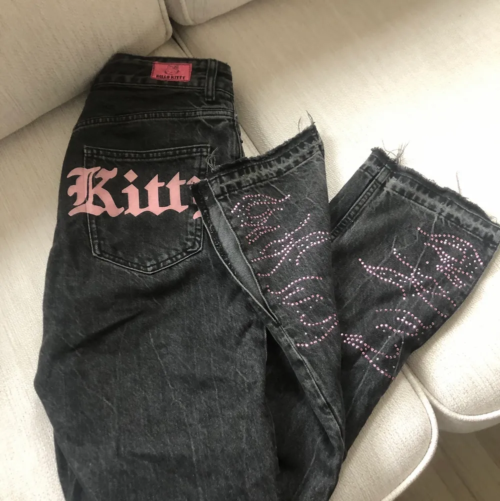 Hello Kitty jeans från berska som säljs pågrund över att dem är för stora för mig som är 160. Jeans & Byxor.