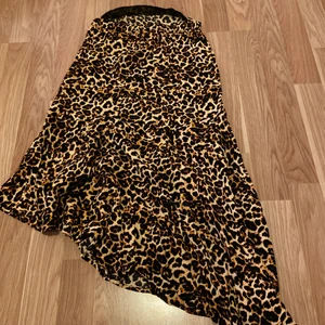 Leopard kjol från H&M - Köpt från H&M, använd fåtalgpnger, kjolen är liksom lite sned skuren som man kan se på bilden, köpt för 200kr säljer för 40kr + frakt.