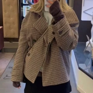 Arket Jacka - Jätte fin jacka från Arket. Använd fåtal gånger. Storlek 38 men sitter fint på mig som är storlek 36❤️ Original pris 1500. Bud på 1650