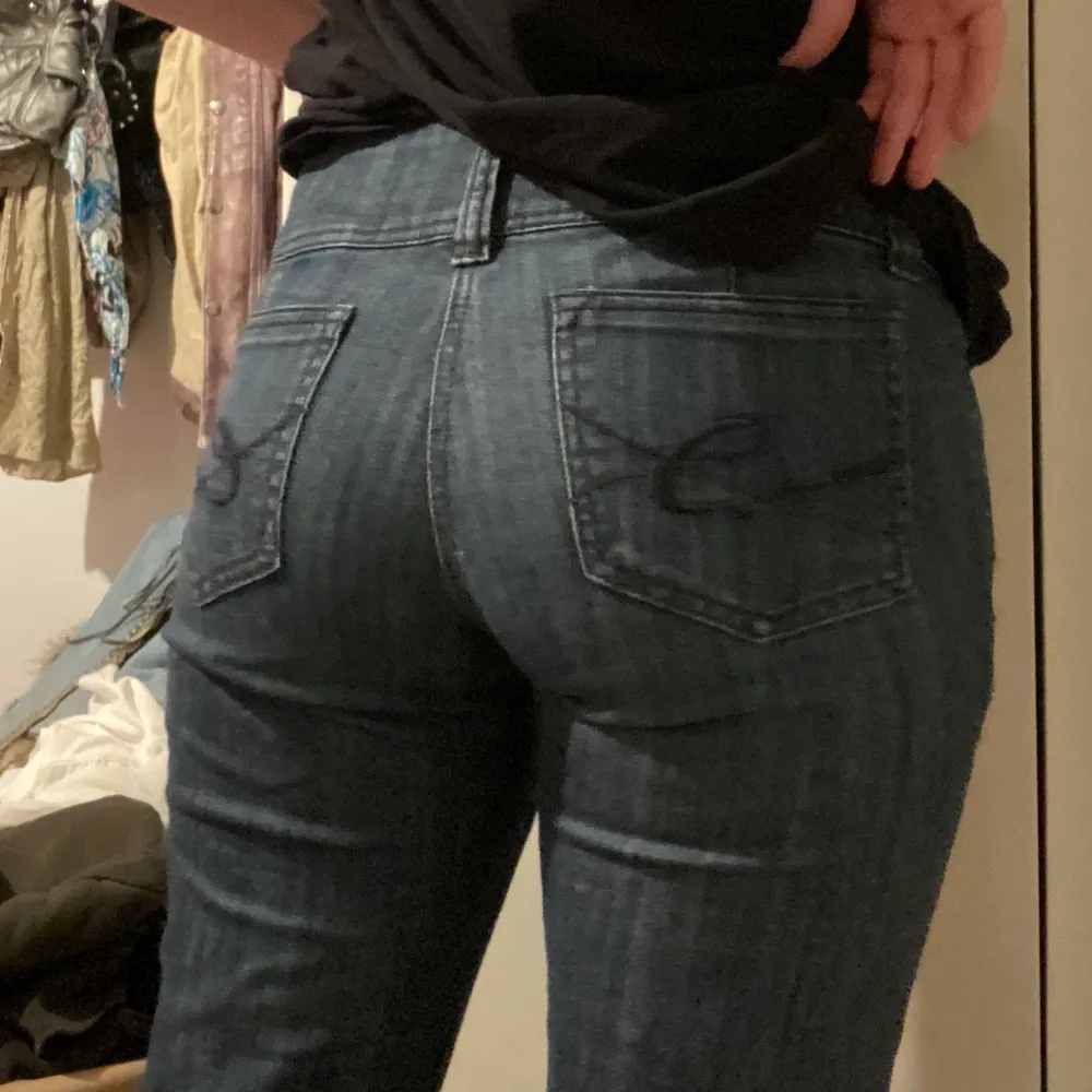 Fina lågmidjade jeans med coola knappar, jättebra skick, hittar ingen storlek men midjemåttet är ca 87 cm och innerbensmåttet är ca 80 cm. Jag är 165cm ❤️ om fler är intresserade så startar jag budgivning. Jeans & Byxor.