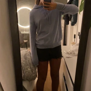 SOFT GOAT  - Kashmir stickad hoodie från Soft Goat, lite nopprig på visa ställen, därav priset annars jätte fin och as snygg färg💘💘