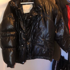 Vintage äkta Moncler jacka - Äkta vintage jacka från Moncler. Kan lova att du kommer vara ensam om att bära denna! Jack är i fint skick och den passar allt från en xs-l skulle jag säga. Sjukt snygg jacka som är eftertraktad. Håller kylan borta! Unisex