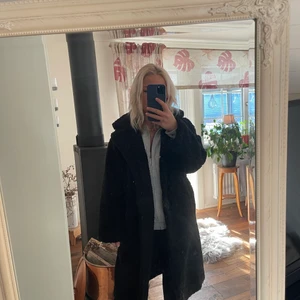 Fluffig kappa - Säljer denna varma och sköna kappan som tyvärr inte används. Den är använd max 3 gånger och är i superbra skick. Helt glömt vart jag köpt den men märket är iaf Samsa.
