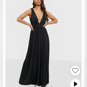 Svart balklänning  - Min snygga svarta balklänning är till salu! 🖤 Fina strassdetaljer. Den har ett väldigt skönt & lyxigt tyg med snygg rygg. Storlek 40, passar mig som är 38 upptill och 40 nedtill perfekt. Köpt i våras och använd vid 1 tillfälle.  Köpt på Nelly för 900 kr. Lägg ett bud! 