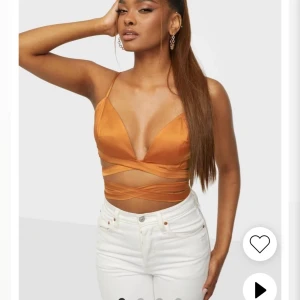Clean Strap Bralette - Toppen är köpt på nelly och är endast testad! Frakten inräknat i priset 🧡