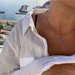 Halsband och armband - Blixthalsband i guld och silver 89kr och stjärnarmband 69kr. Hör av er vid intresse!!             En del av försäljningen går till Ronald McDonald hus💗💗