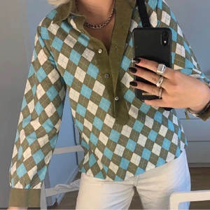 TOPP  - Funderar på att sälja denna fina skjorta som jag köpt på plick ❤️‍🔥 så fin passform o mönster, står att den är storlek 40 men passar mig som har S superbra. (Första bilden är lånad från förra säljaren <3)