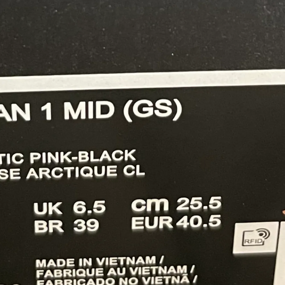 Äkta Air Jordan 1 mid White Artic pink/black. Säljer för det kommer inte till användning, använd fåtal gånger. Kartong kommer med och extra vita skosnören. I väldigt fint skick, storlek 40,5👟🥰. Skor.