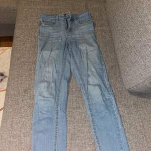 Olika jeans från Gina storlek xs/s , alla för 100 eller 50 kr styck.