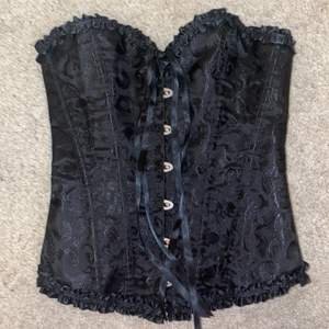 Säljer denna skit fina corsetten som tyvärr är för stor för mig. Vet inte riktigt vart jag har köpt den men den kosta 325. Jätte bra skick aldrig använd bara provat,skriv privat för mer bilder och info :) FRAKTEN INGÅR I PRISET🛑