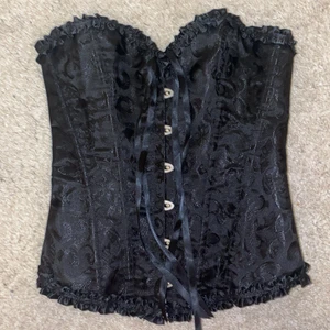 Corset  - Säljer denna skit fina corsetten som tyvärr är för stor för mig. Vet inte riktigt vart jag har köpt den men den kosta 325. Jätte bra skick aldrig använd bara provat,skriv privat för mer bilder och info :) FRAKTEN INGÅR I PRISET🛑