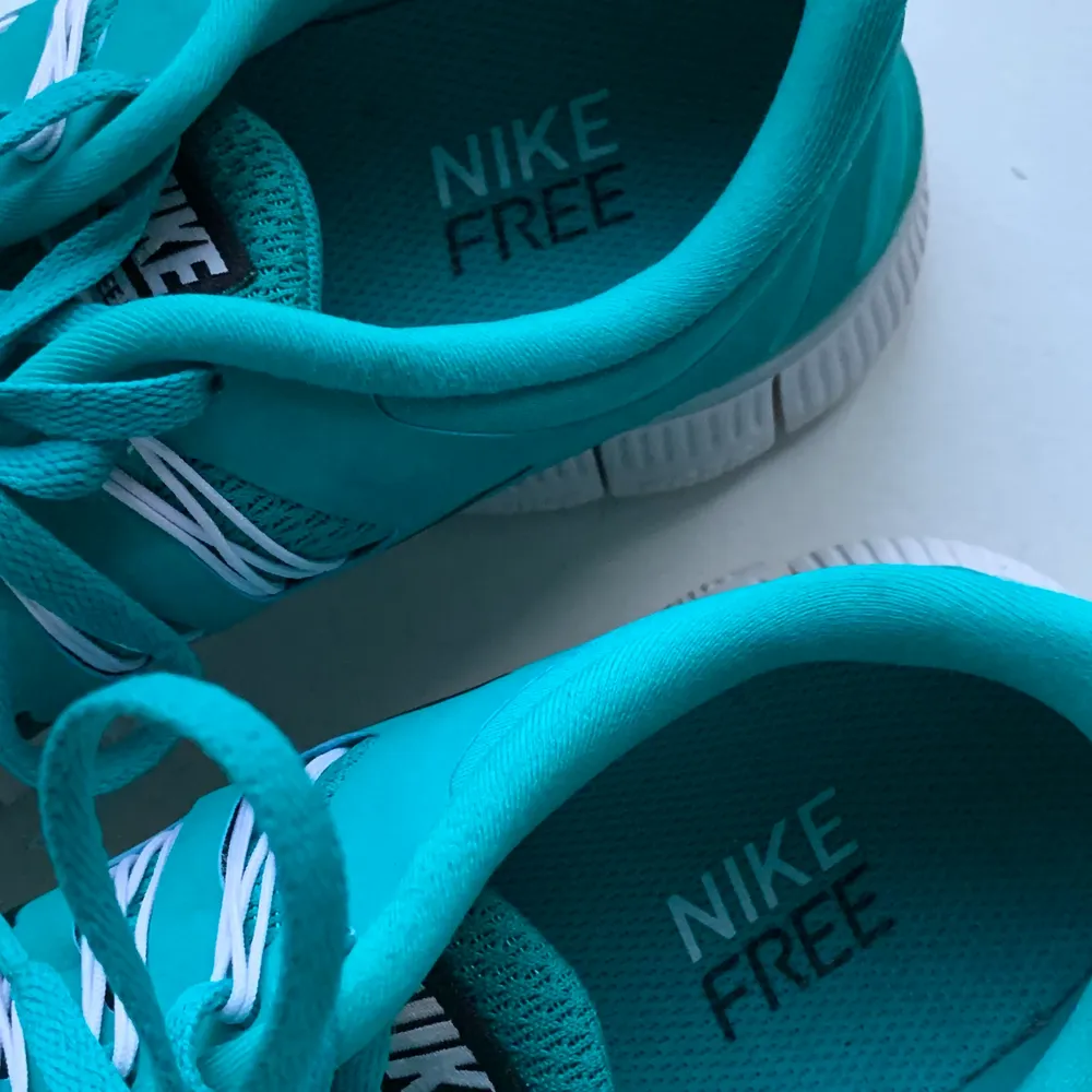 intill nyskick på älskade Nike sneakers i en härlig färg, gjorde för att springa i, perfekt sko för gymmet! Det ända tecken på användning är i fram, där lite av färger kommit bort. Skickar gärna fler bilder om det önskas :)                                       (nypris var över 1000 sek, så fynda nu 😘) . Skor.
