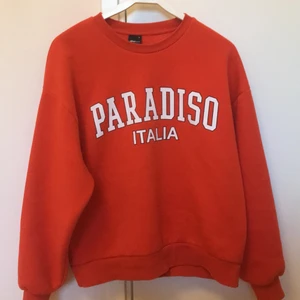 Orange sweatshirt  - En orange sweatshirt från Gina. Använd få gånger och i väldigt bra skick!! 