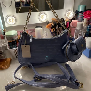 Helt ny ljus lila väska! - Säljer min helt nya fina ljus lila väska som går att använda på axeln eller runt om köpte den i somras men den kom aldrig till användning men den super fin och praktisk ☺️🤍 OBS köparen står för frakten