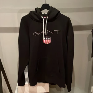 Gant hoodie - Haft den k 1 år, sitte som en L. Den har ett lite hål på axeln, men det är näst intill omärkbart. Original pris 800