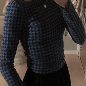 Mörkblå polo från Monki - Cool polotröja från Monki i tunt material men med bra kvalitet. Mörkblått och svart mönster. Storlek XS. Säljer eftersom plagget börjar bli för litet men har endast använts 3 gånger. 3 för 2!🦋