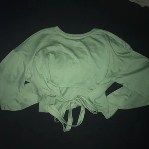 Grön tröja! - Grön tröja från Bikbok stl L. Har en Knut i ryggen vilket gör att den är väldigt anpassningsvänlig i storlek. Aldrig använd endast testad! 