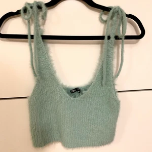 ZARA - en oanvänd topp ifrån ZARA. Väldigt söt och elegant, funkar till alla årstider. Stretchiga material 