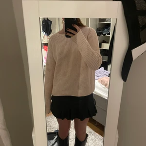 Ljusrosa stickad💗💗💗 - Säljer denna ljusrosa tröja från Hunkydory essentials som har en snörning på ena sidan. Tröjan har en liten liten fläck på bröstet (kan skicka bild om det önskas!) 💗💗💗💗💗 står ingen storlek men skulle uppskatta s/m