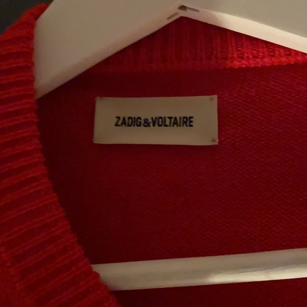 En fin röd zadig tröja köpt på NK för cirka två månader sedan då jag bara har använt den två gånger💕 på framsidan av tröjan är de en text ”zadigted”💕 skriv privat för bud eller fler bilder💞. Tröjor & Koftor.