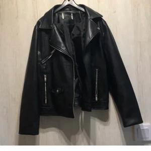 Snygg skin jacka! - Snygg skin jacka. Ganska använd:)