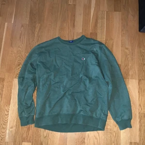 Champion sweatshirt, grön, XXL - Sitter som en xxl använd mycket, dock bra kvalitet så kommer hålla i flera år till.