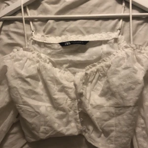 Vit blus från zara - Denna blus har vart en favorit länge men blivit för liten för  mig. Den är ett måste i garderoben och är så snygg . Den är storlek S men passar dig som brukar ha xs också. Den sitter väldigt tajt och bra vid brösten och midjan och lite mer pösigt i armarna. 