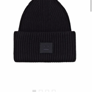 Acne mössa - Säljer min svarta acnemössa som jag köpte förra vintern💕 superbra skick, skriv för egna bilder 