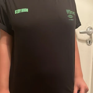 Black squad - Black squad t-shirt i storlek s. Säljer pga att den ej kommer till användning och ej är min stil! Den är jätte fin till ett par baggy jeans t e.x budgivning på 100kr uppåt.