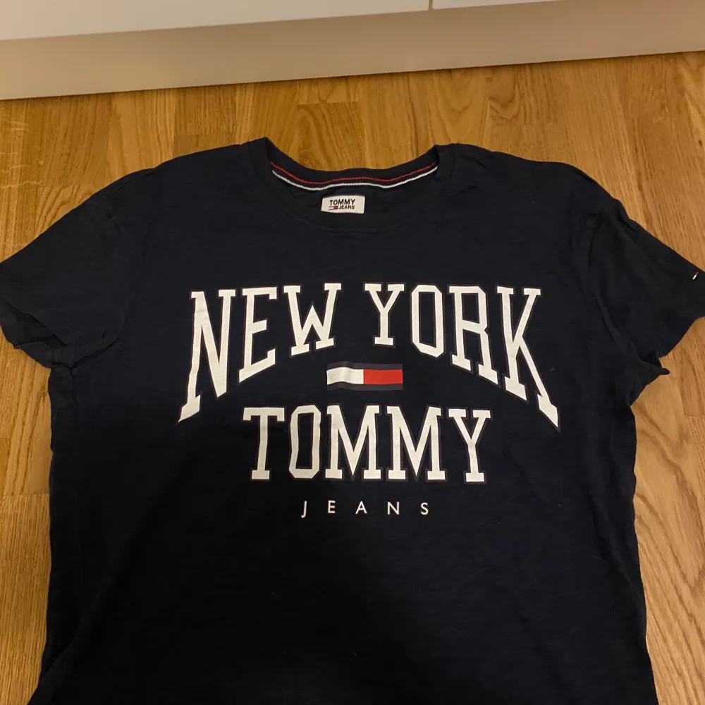 Tommy hilfier t-shirt, oanvänd. T-shirts.
