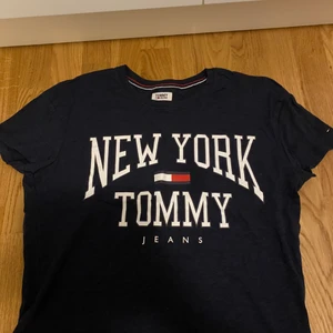Tommy hilfier t-shirt, oanvänd  - Tommy hilfier t-shirt, oanvänd