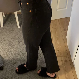 Levis jeans  - Säljer dessa jeans ifrån Levis, jag har sprett upp dom i sömmen vid båda bena, då lite längre! Storlek 24! Nypris 1250kr