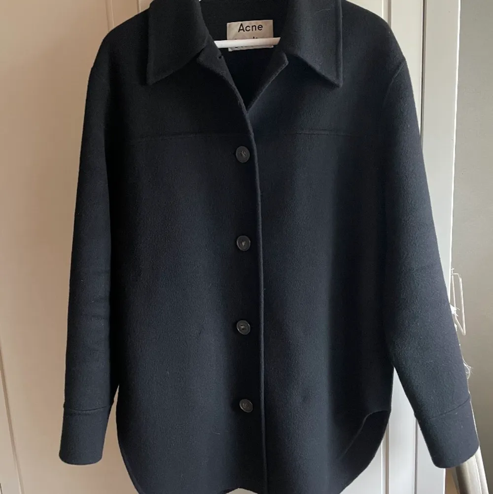 Säljer min svarta jacka från Acne i overshirt liknande modell och i storlek 36 (oversized) Köptes förra vintern och knappt kommit till användning, väldigt bra skick! Köptes för 6999kr och säljer nu för 1000 kr eller bud! (Fraktkostnad tillkommer!). Jackor.