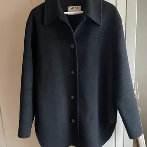 Jacka från Acne - Säljer min svarta jacka från Acne i overshirt liknande modell och i storlek 36 (oversized) Köptes förra vintern och knappt kommit till användning, väldigt bra skick! Köptes för 6999kr och säljer nu för 1000 kr eller bud! (Fraktkostnad tillkommer!)