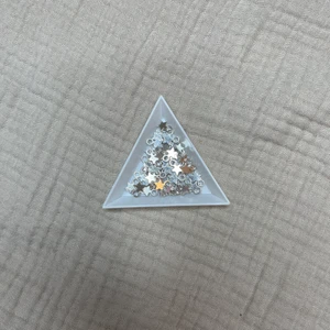 silvriga stjärn berlocker - dessa super söta berlockerna säljs för 1kr/st. Om ni skulle va intresserade så får ni gärna skriva till mig här via plick eller instagram. Finns just nu ca 50st i lager.