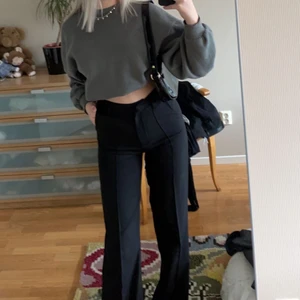 Kostymbyxor  - Säljer dessa populär kostymbyxor från madlady då jag har ett par liknande, långa i benen på mig som är 167🥰