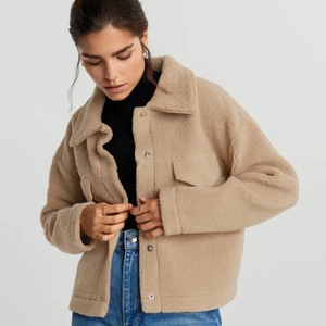 Beige jacka från Gina - Super gosig och snygg jacka från Gina Tricot