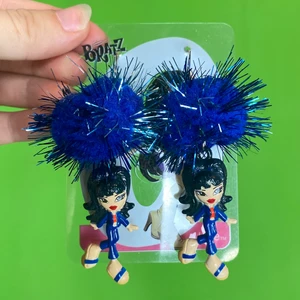 Handgjorda örhängen  - Handgjorda örhängen med gamla bratz berlocker av plast. Lite färg har fadeat runt Jade då den är från 2004. Annars i fint skick. Dessa är handgjorda så tänk gärna på att vara lite extra försiktig med dom! Vet ej om krokarna är nickelfria. Från kroken och ner är den 8cm. 