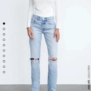 Jeans - Säljer dessa snygga zara jeans som är mid-waist med slitningar på båda knäna. De är endast använda 2 gånger. 