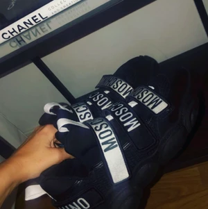 Moschino skor  - Svart/vita äkta moschino skor i stl 40. Köpta i köpenhamn och är inte använda. Orginallådan,påse och kvitto finns såklart! 