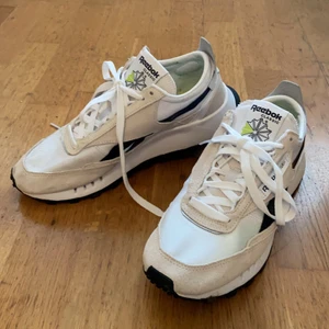 Reebok Classic sneakers  - Reebok sneakers i storlek 39. Använda 1gång, men fel storlek för mig tyvärr. Säljer för 450kr. (Köpta för 2v sedan.)